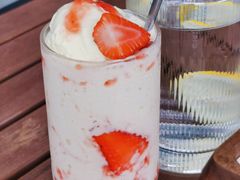 草莓奶昔-G+KITCHEN(龙湖狮山天街店)