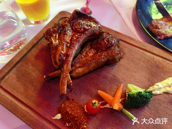 法式香草轻煎七骨羊排