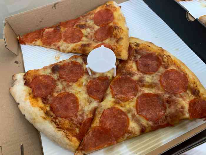 盒子芝加哥」来的,也尝试了经典的「帕帕罗尼比萨」和「小吃拼盘」