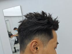 -一家只做男发烫染的店
