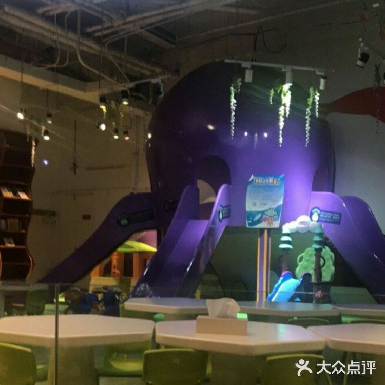 孩子游泳可以增强体质!