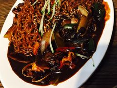 海鲜炸酱面-富乐满韩国正宗炸鸡韩国料理(虹泉路店)