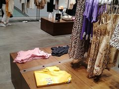 -URBAN REVIVO(上海中庚漫游城店)