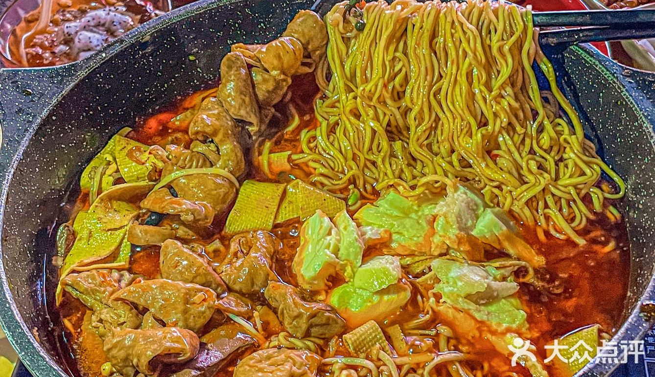 榴莲肥肠煲，路过的人好像很羡慕的样子