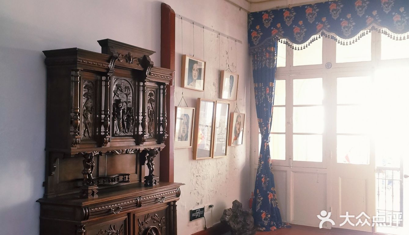 冬日的午后,阳光照进来的咖啡屋