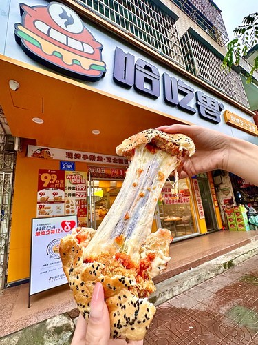 万宁新开的！拉丝芝士汉堡绝绝绝了！