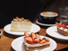 草莓挞-black rainbow coffee