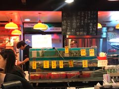 大堂-鲜入围煮花胶鸡海鲜火锅