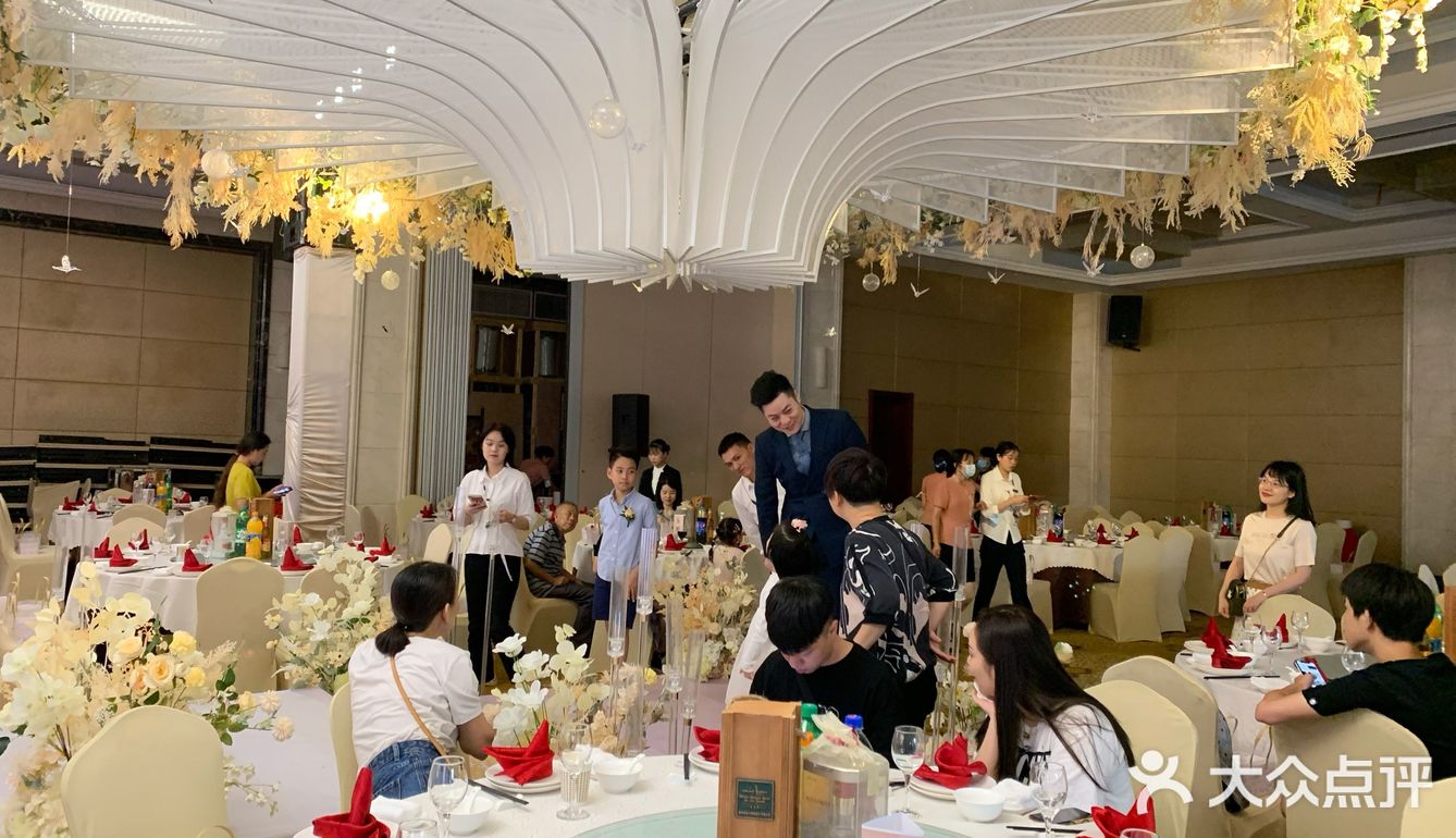 5m大框架铁艺支撑加上边上一圈花艺的点缀
