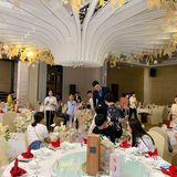 5m大框架铁艺支撑加上边上一圈花艺的点缀