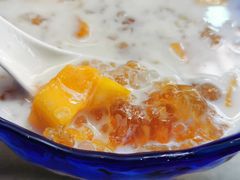 鲜奶炖桃胶加芒果-黄师奶甜品店