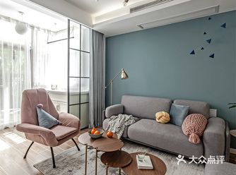 美观作用 　地毯垫的图案很多，放在客厅中央