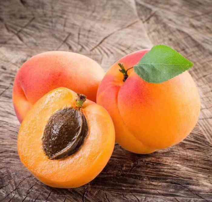 打分 品种很齐全,夏天老板特别喜欢给你推销西瓜,来晚了会有免费的