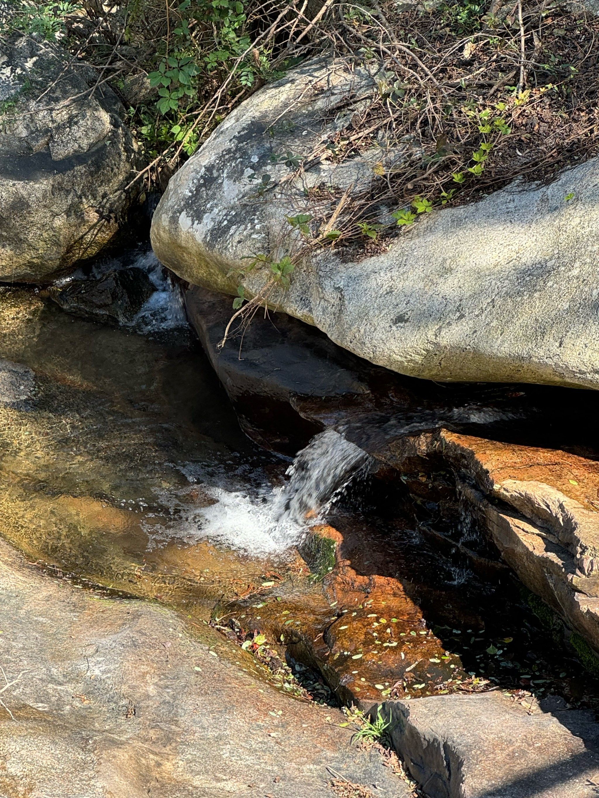 溪水潺潺伴我行 沂山 潍坊的