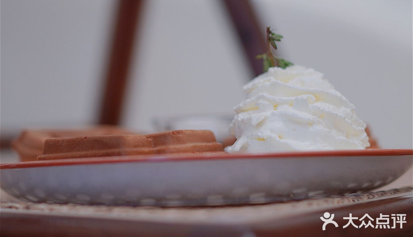 洞穴式纯白咖啡店｜滤镜我要的白是温柔的白