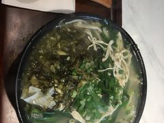 酸菜鸡丝豚骨米线-蒙小妹骨汤饭.米线(新光路店)