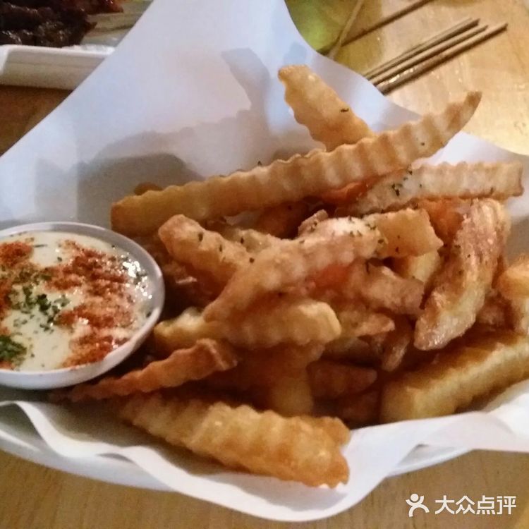 夜市上五花八门，一些画很漂亮，还有灯，但是都很难带回