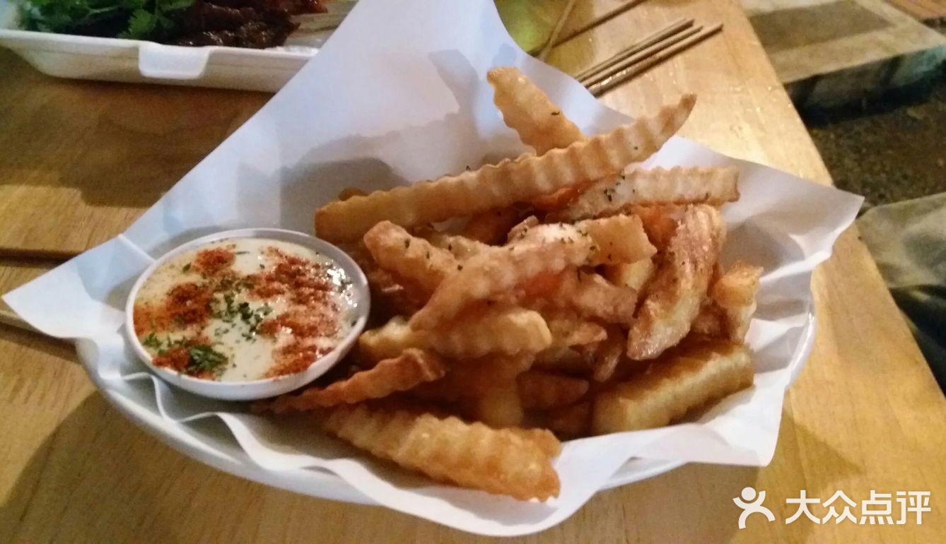 夜市上五花八门，一些画很漂亮，还有灯，但是都很难带回