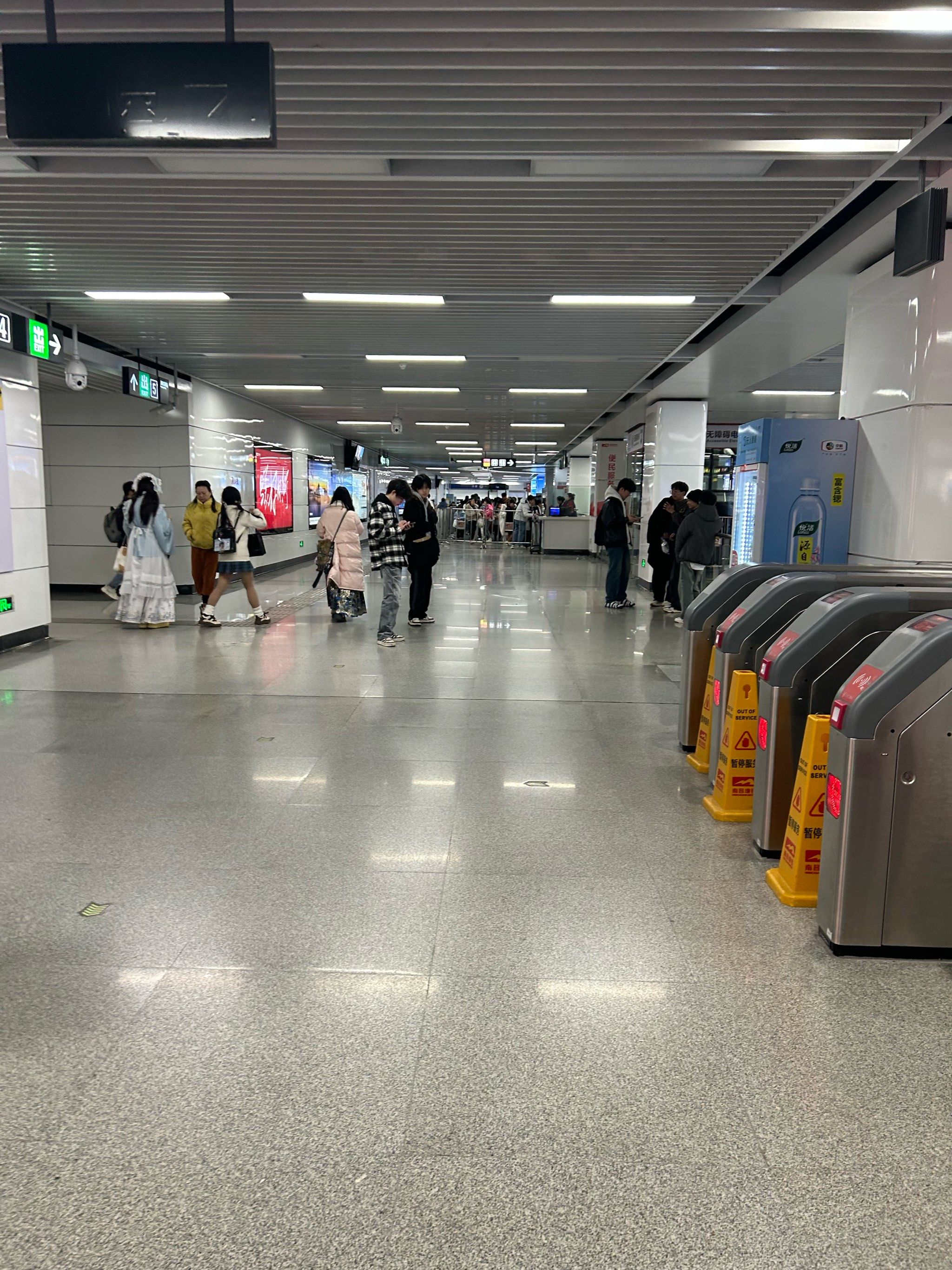 地铁大厦的出站口特别的让人无语,明明到达