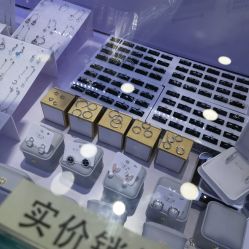 -花师傅专业手穿耳洞打耳洞穿孔