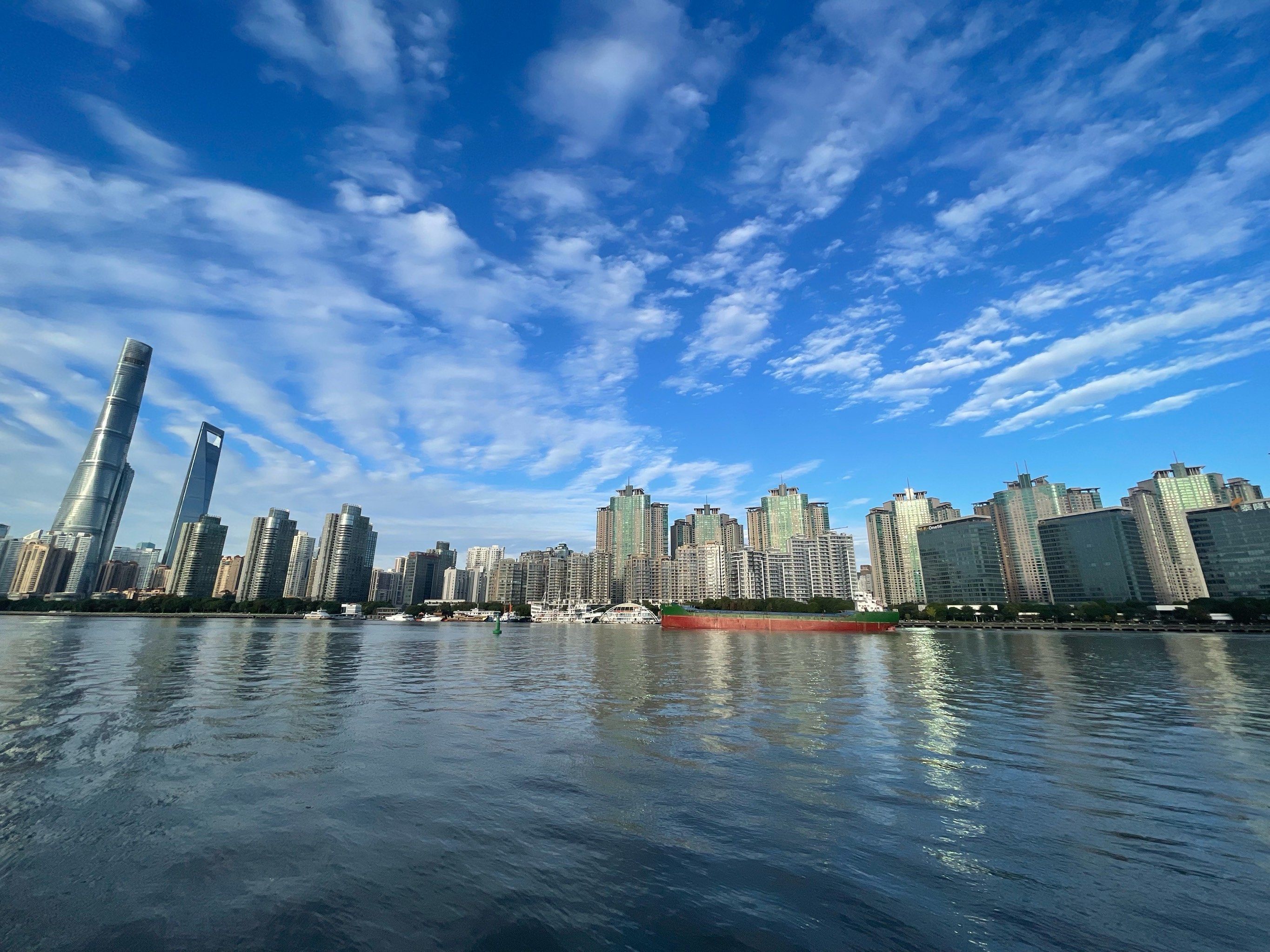 天天领红包上海的黄埔江畔,蓝天白云,吹着江风