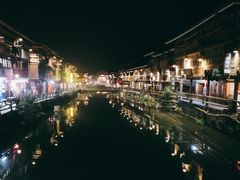 门口夜景-仁和人家