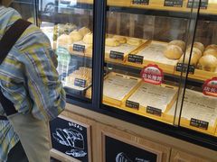 面包甜点陈列柜-啊噗吐呦现场烘焙(麦凯乐店)