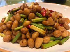腌蒜苔拌花仁-至味人间