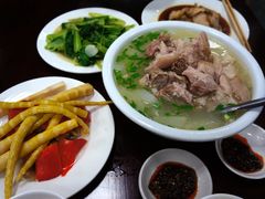 萝卜汤+泡菜等-荣生萝卜汤饭店