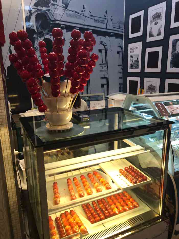 和闺蜜坐滴4号线过来,在负一楼发现了马迭尔,好想次糖葫芦呀,这里还有