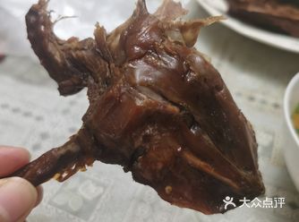 朋友送来了一只湖北小胡鸭，是真空袋包装打开即食的