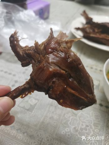朋友送来了一只湖北小胡鸭，是真空袋包装打开即食的