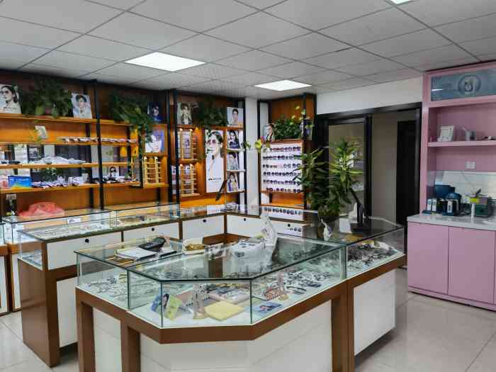 童氏眼镜全国连锁(吉祥村店)-"9494:今儿是个难得的好天气,冬日得