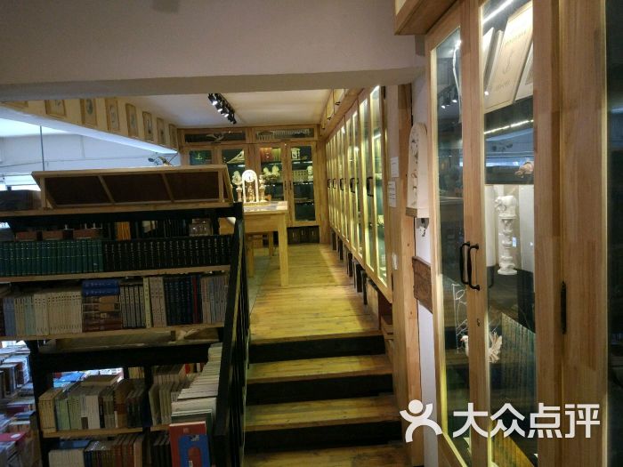 蜜蜂书店图片 - 第1张