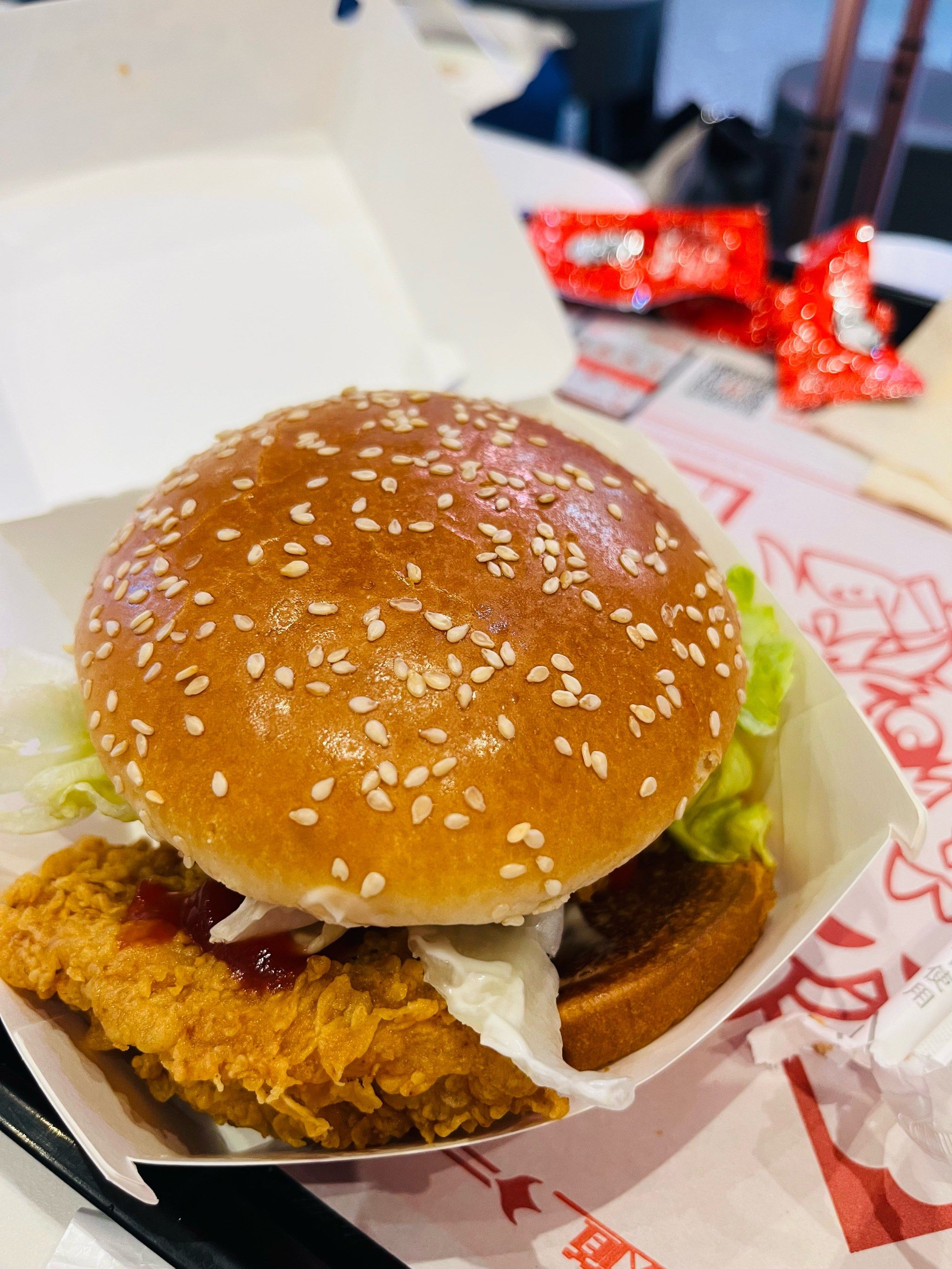 得亏还有肯德基🐔安抚一下
炸鸡汉堡🍔真的超大一块鸡排,加了