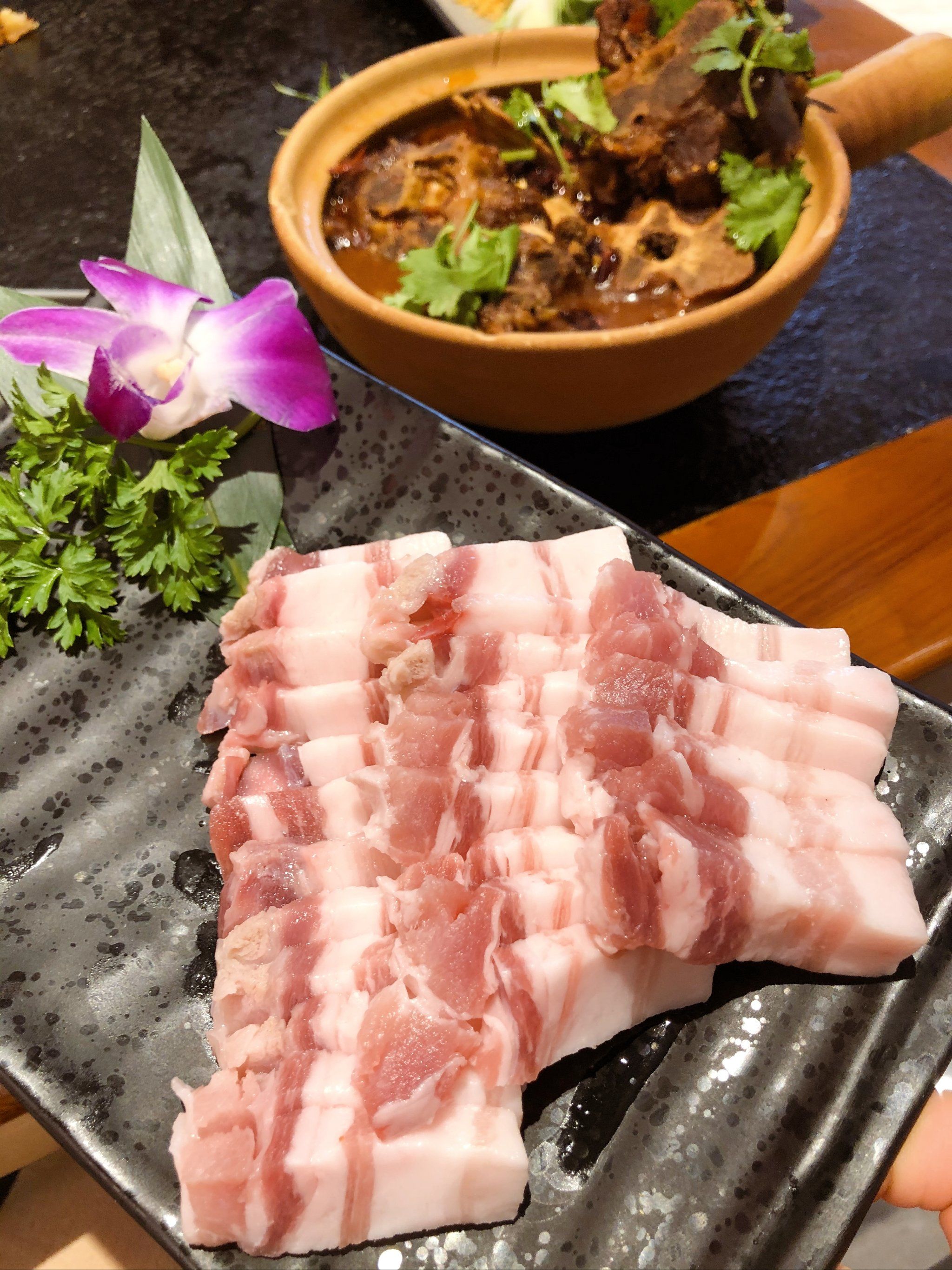 老板说他们家的肉都是每天早晨四点新鲜进货