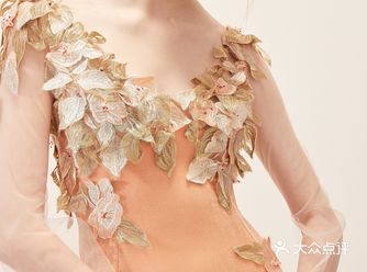 亲肤柔滑。肩部和飘袖上的立体造花非常修饰手臂