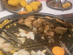 -山野的朋友露营炭火烤肉