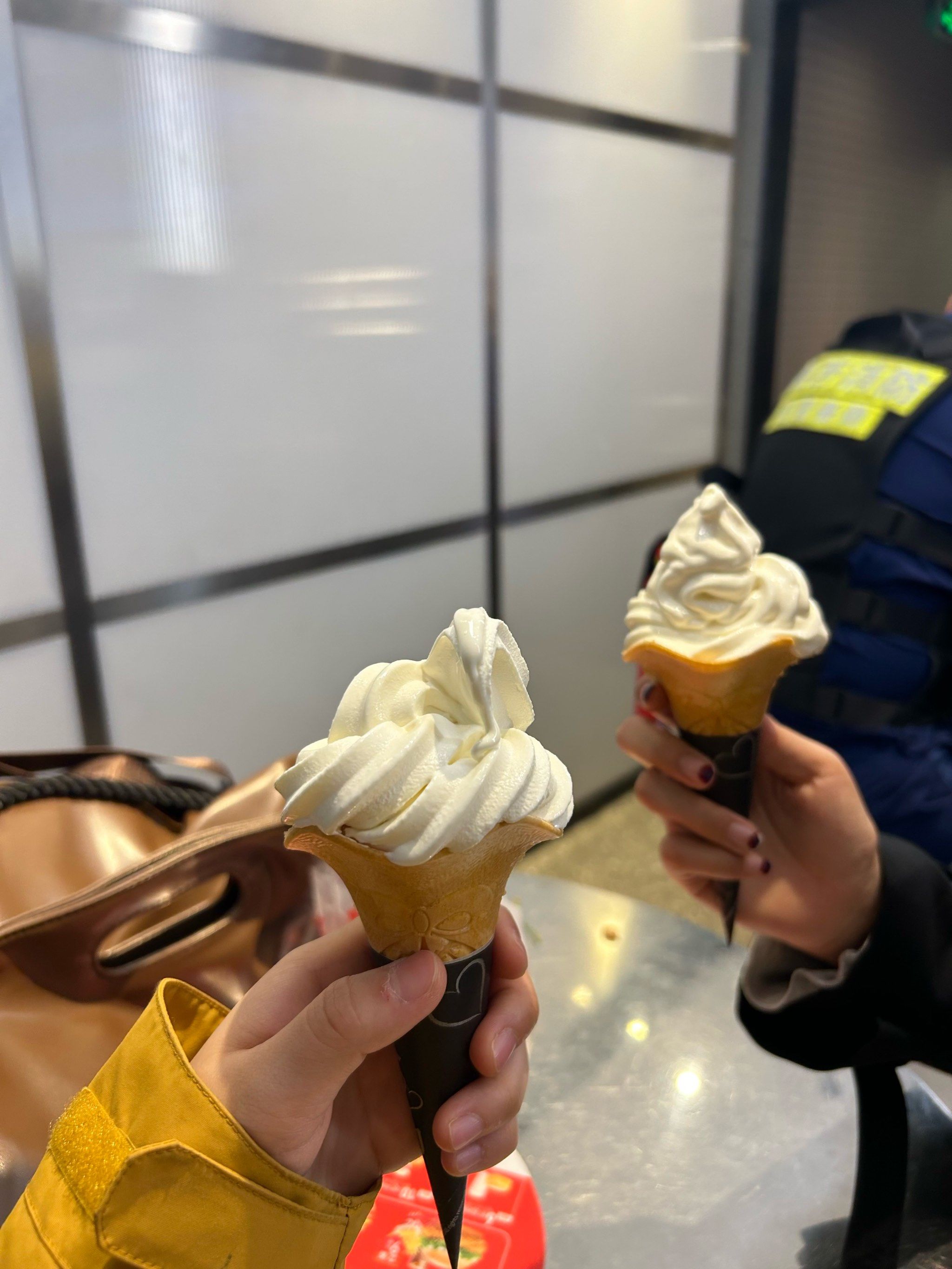 谁还没有吃到5rkfc甜筒两个呢!