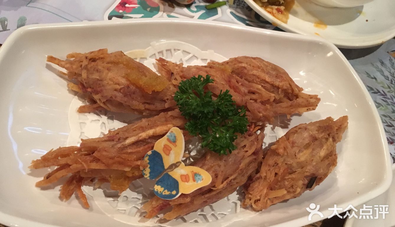 晚上和朋友一起聊聊天，听听歌，喝杯小酒