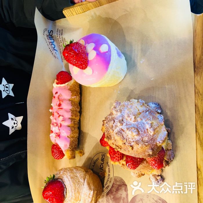 多乐之日闪亮草莓巧克力面包图片-北京面包甜点-大众点评网