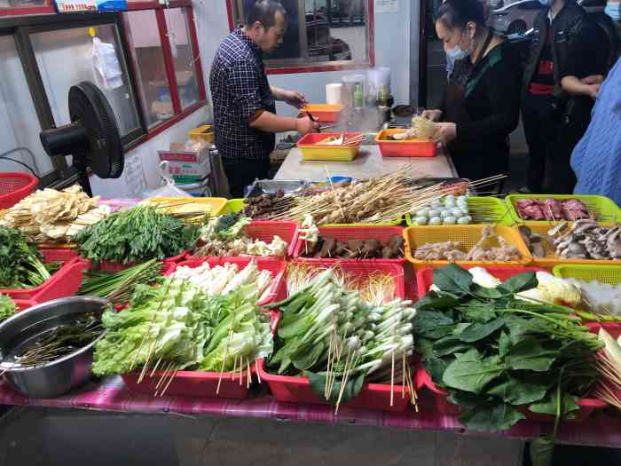 红妹子麻辣烫-"以前在路边摊,就被称为村网红.经常见到有.