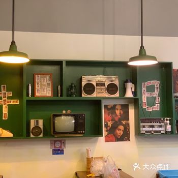 白马路边边的一家夜里营业的牛排店