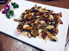 -老滇山寨•云南特色菜•地方菜•民族风情歌舞表演(金碧店)