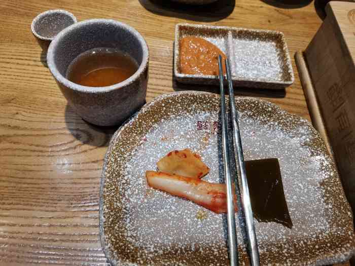 服务特别好,进门先韩语打招呼,小菜里面泡菜,海带比较喜欢,鸡汤还可以
