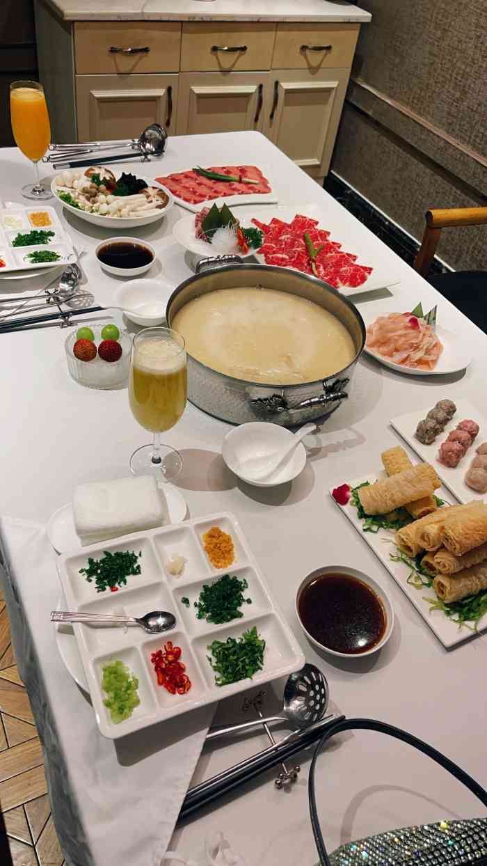 官也洋房海鲜火锅(富春江东街店)-"不错91,好像这家店,跟宽窄巷子是