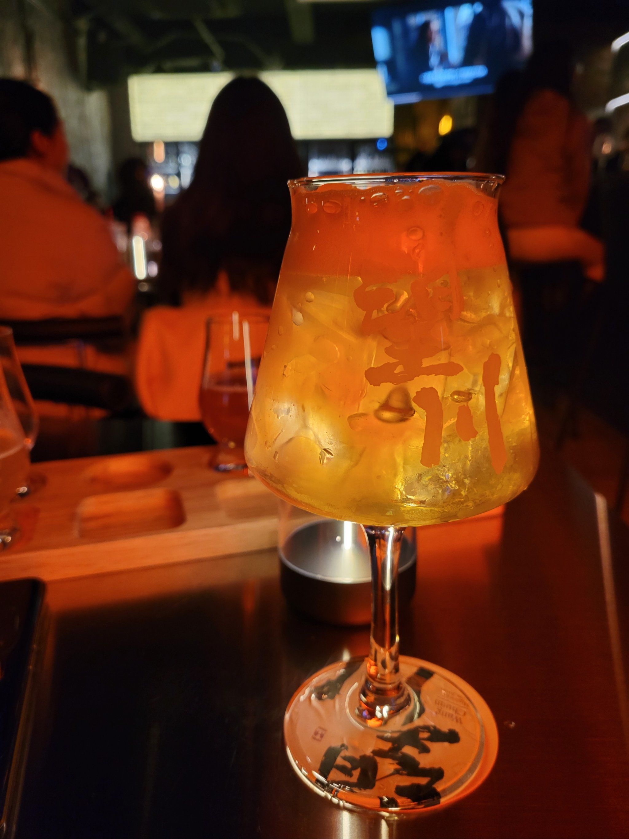 倪家桥路的精酿鸡尾酒吧,
白天也卖咖啡,
氛围很好,精酿酒头也有