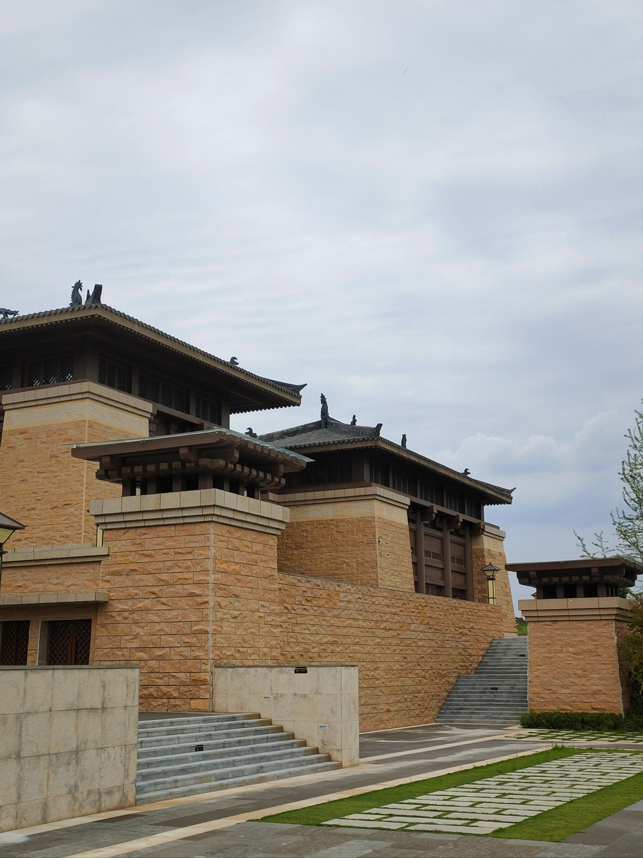 尤其是它的建筑,很具有秦汉时期的风格,和国内大多数的博物馆完全不一