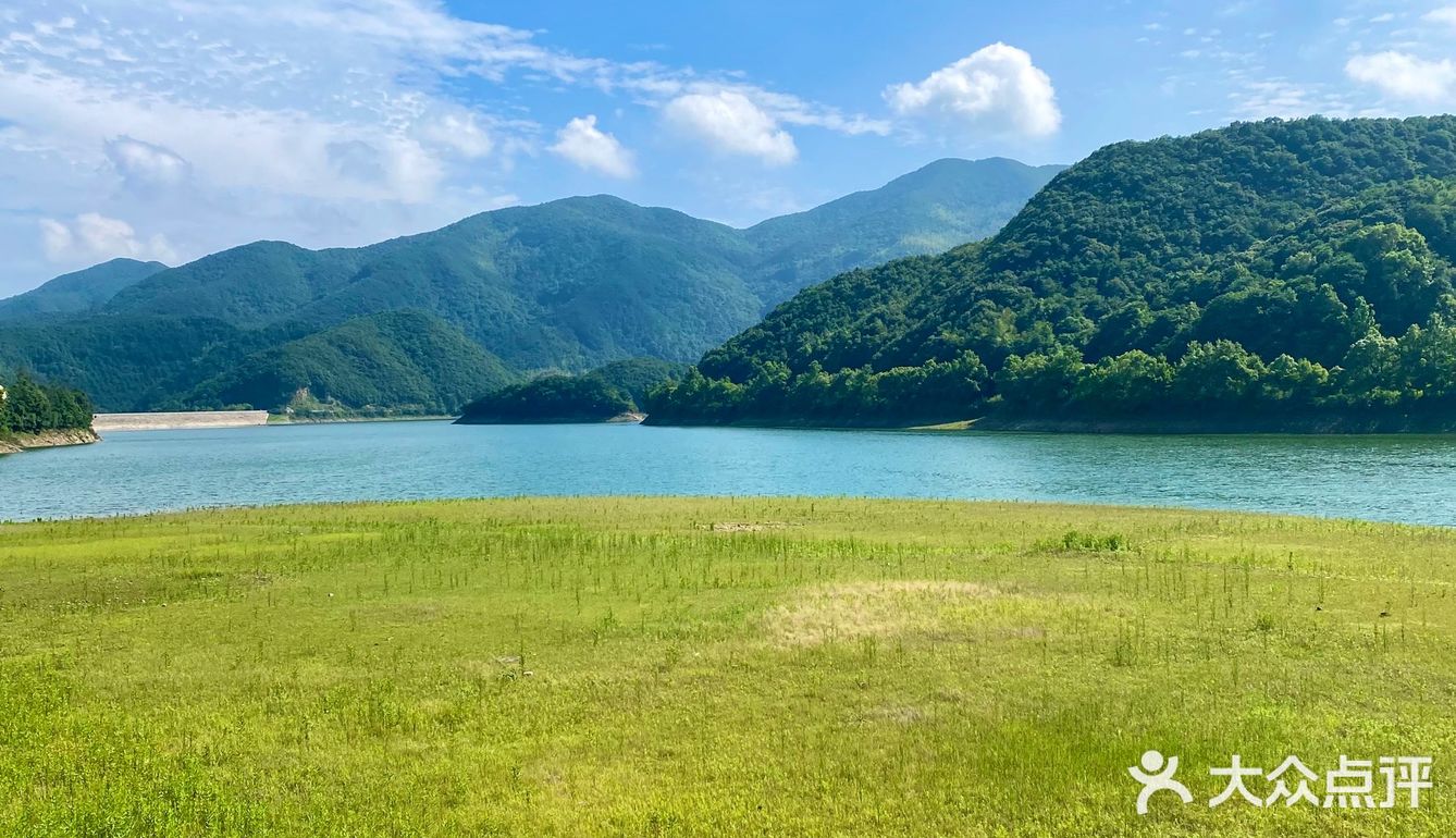在山脚野营
