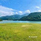 在山脚野营
